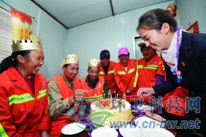 社區(qū)工作人員為集體過生日的三名環(huán)衛(wèi)工人點(diǎn)上生日蠟燭。 本報(bào)通訊員 趙松 攝