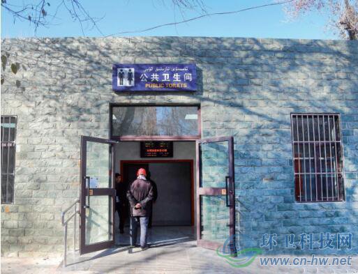 11月6日，南公園門口北側(cè)，改造好的公廁外景。記者喻義昌攝