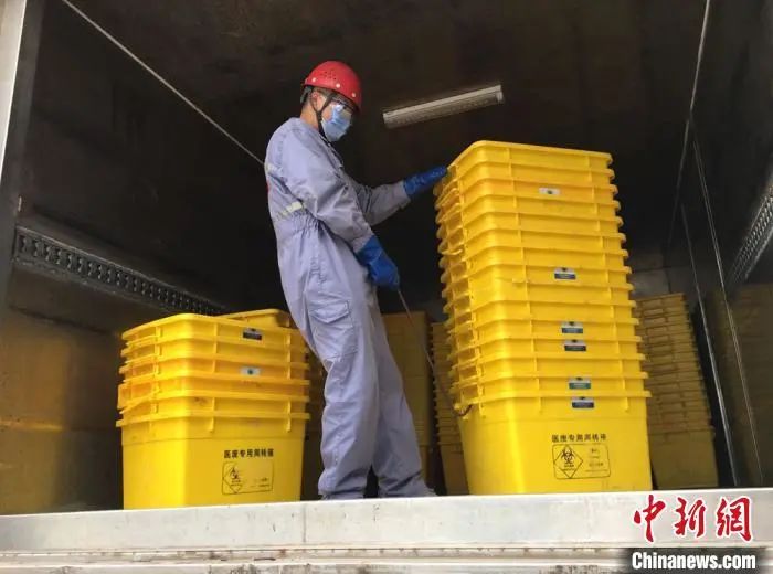 圖為危廢處置中心運(yùn)輸部蘇懷國整理周轉(zhuǎn)空箱,為次日工作做準(zhǔn)備。 張婧 攝